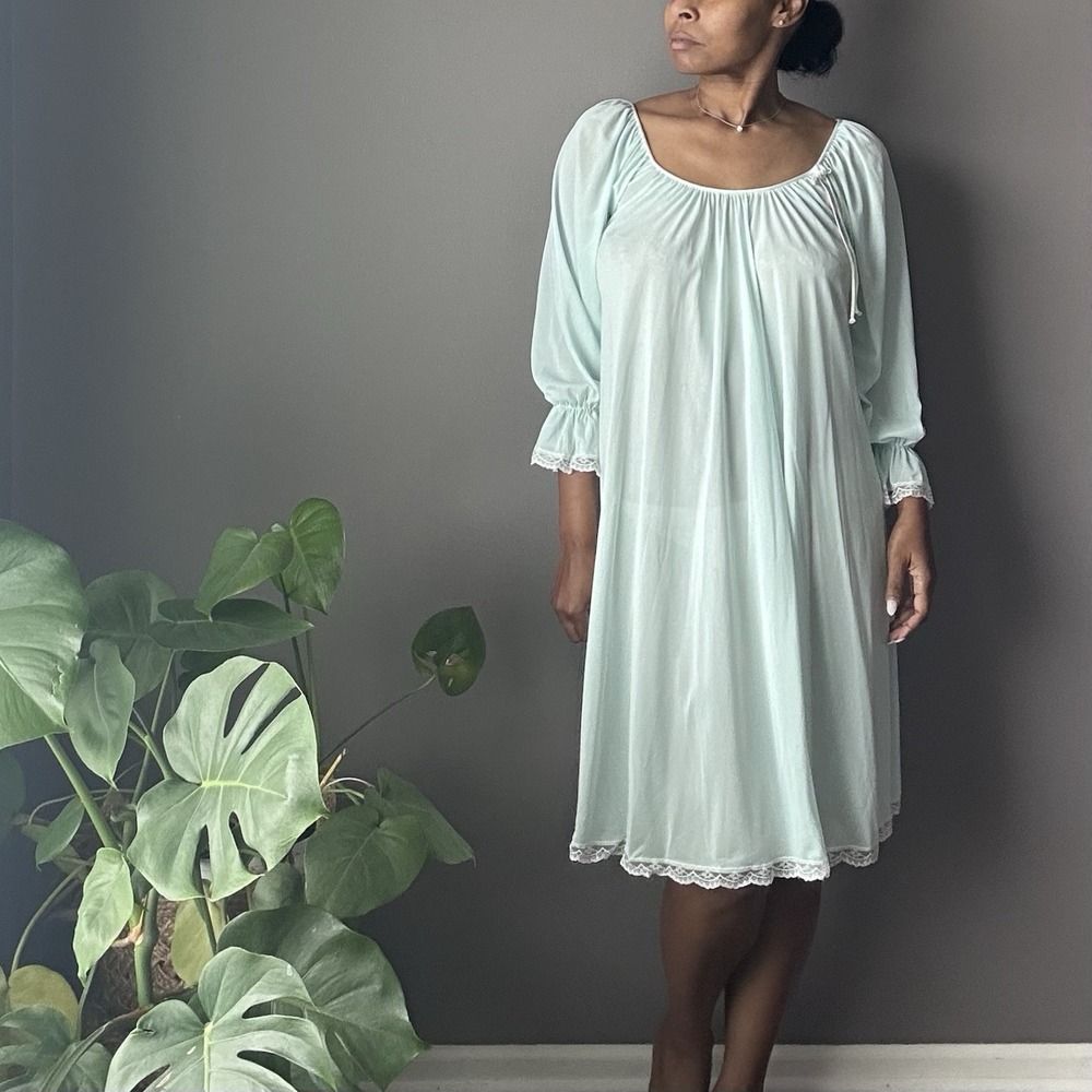 Vintage Miss Elaine Nightgown Women's Medium Pastel Blue Lace Trim‎ Antron Nylon